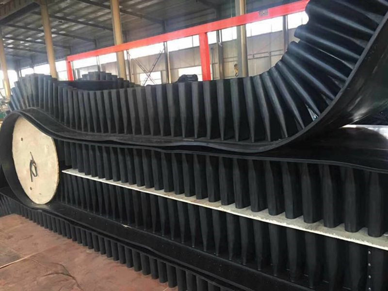 大傾角輸送帶輸送機實際操作流程，使用成本低而運輸效率高